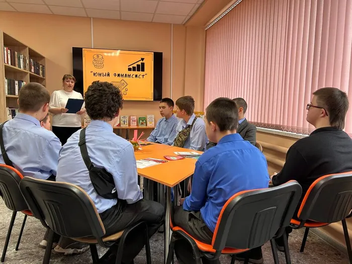 дети слушают ведущего