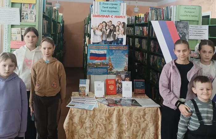 Читатели Григорьевской библиотеки у выставки