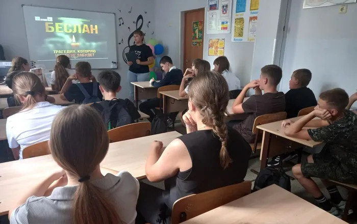 В стенах Матвеево-Курганской СОШ №1 прошел урок памяти «Беслан. Прерванный урок»