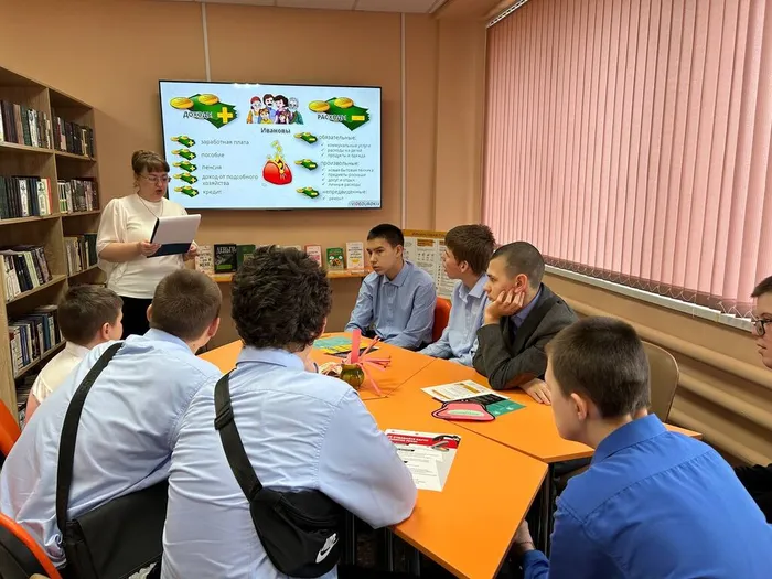 ведущая рассказывает о доходах и расходах