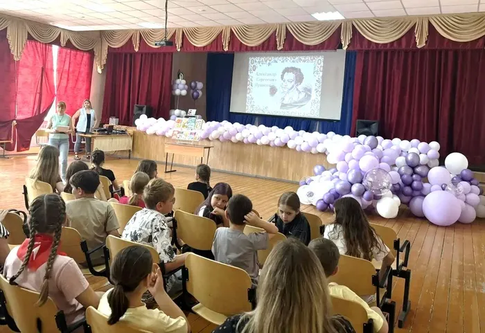 Библиотекарь рассказывает биографию Пушкина