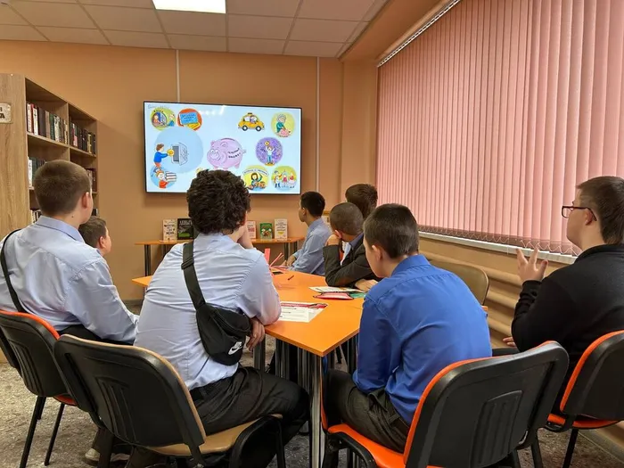 дети смотрят видео о финансовой грамотности