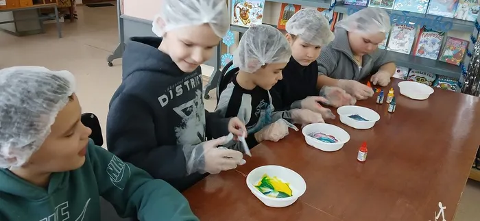 дети делают молочную радугу