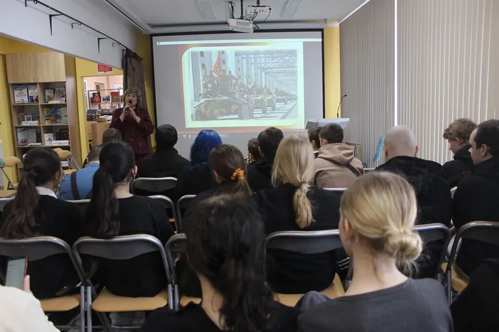 Галина Бурлуцкая  исполняет песню