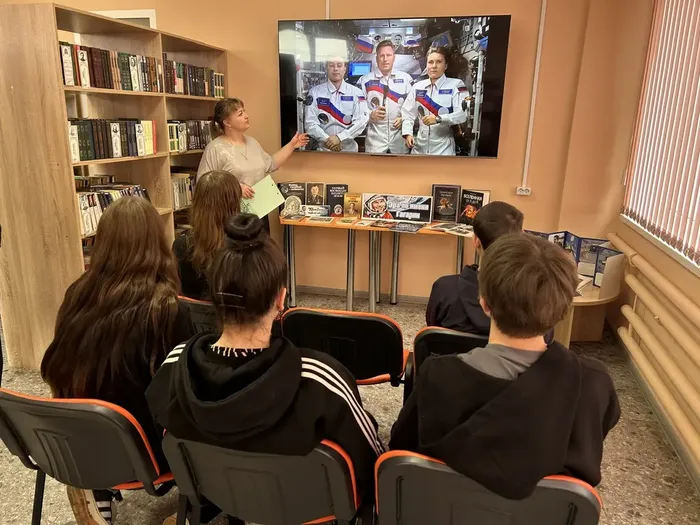 Ведущаяя рассказывает о космонавтах