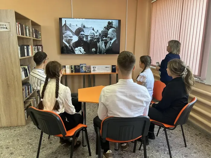 Ребята смотрят видео (1)