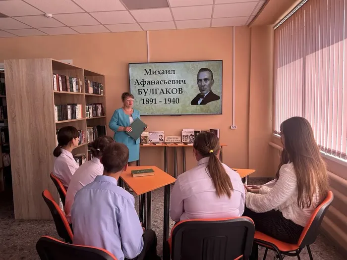 Библиотекарь рассказывает ребятам биографию писателя