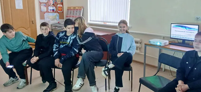 Участники играют в игру