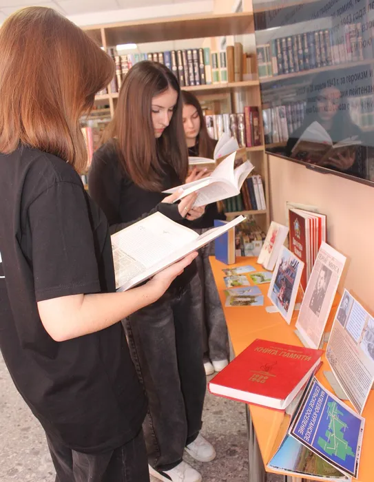 Ребята знакомятся с книжной выставкой