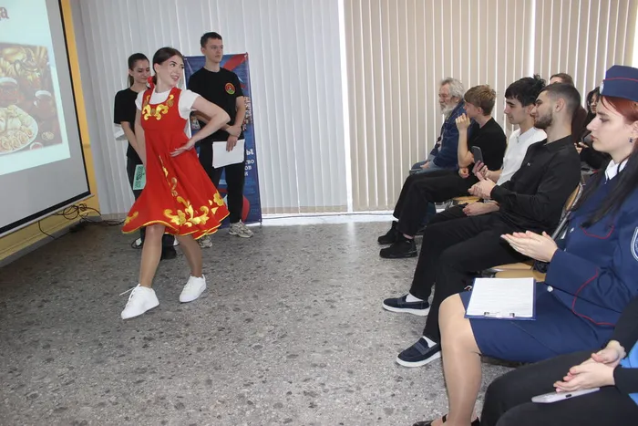 Девочка танцует русский танец