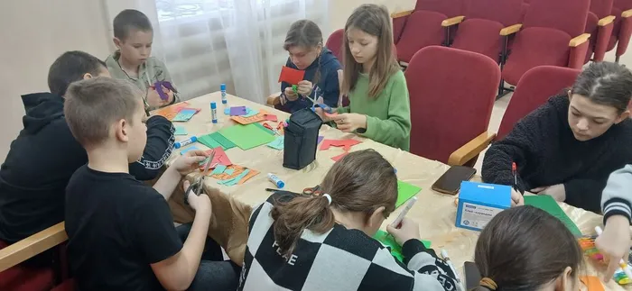 дети делают открытки