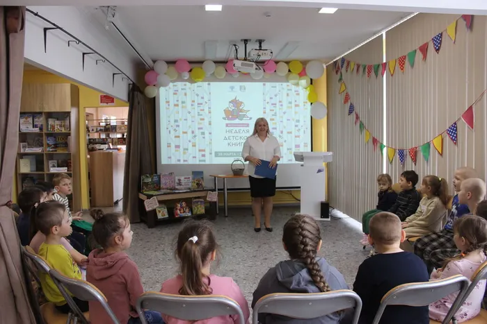 Ведущая приветствует всех собравшихся на праздник