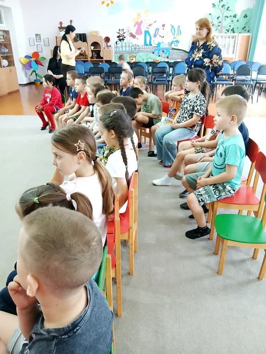 Дети слушают библиотекаря