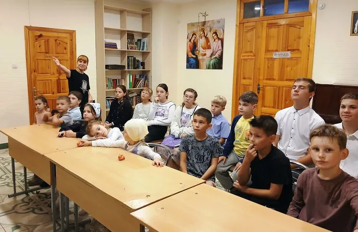 Ребята внимательно слушают библиотекаря