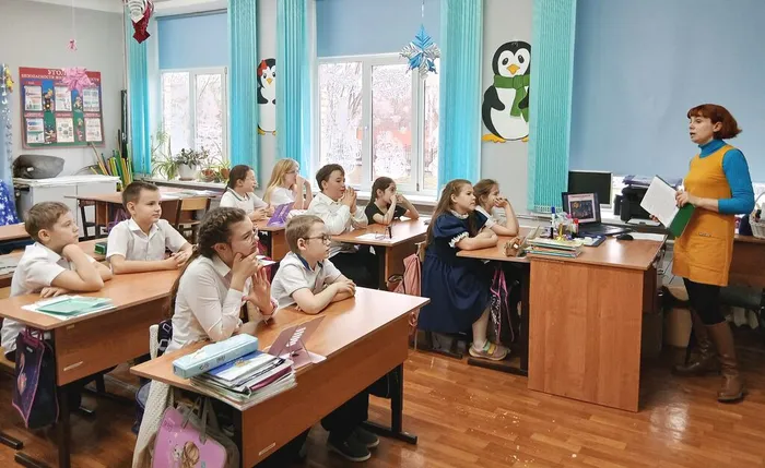 Школьники внимательно слушают библиотекаря