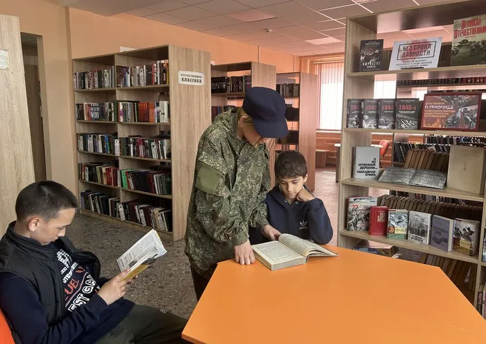 Читатели изучают литературу о геноциде советского народа