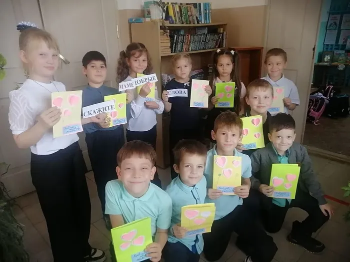 читалели Анастасиевской библиотеки с поделками для мамы