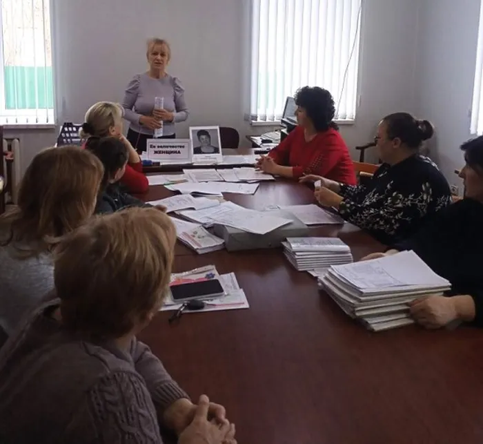 Сотрудник Новониколаевской библиотеки с работниками местного отделения социального обслуживания