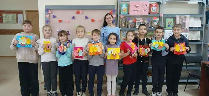 Малокирсановская библиотека. Дети с открытками для мамы