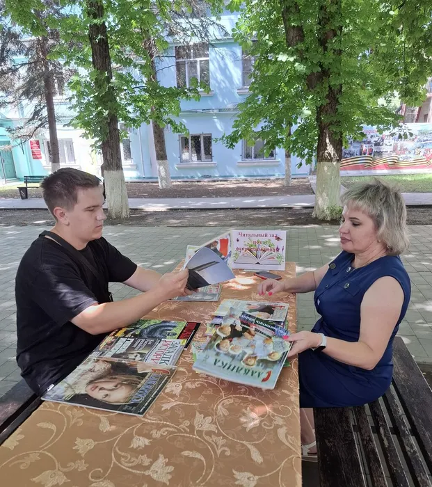 Библиотекарь знакомит читателя с журналами