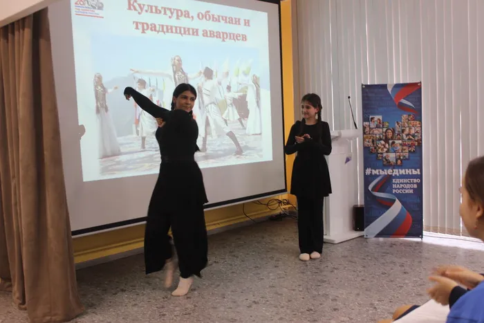 Девочки танцуют аварский танец (2)