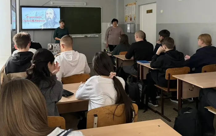 Библиотекарь проводит мероприятие по творчеству Салтыкова-Щедрина в школе