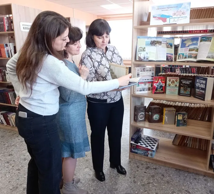 Читатели с интересом рассматривают книжную выставку (1)