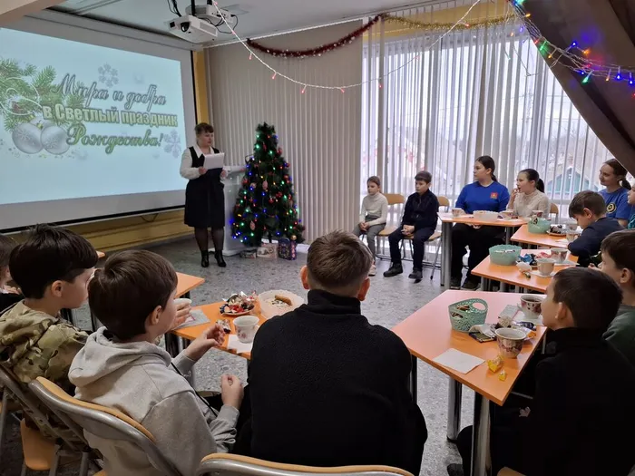 Ведущая рассказывает о празднике