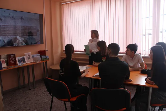 Ребята смотрят видеоролик по теме