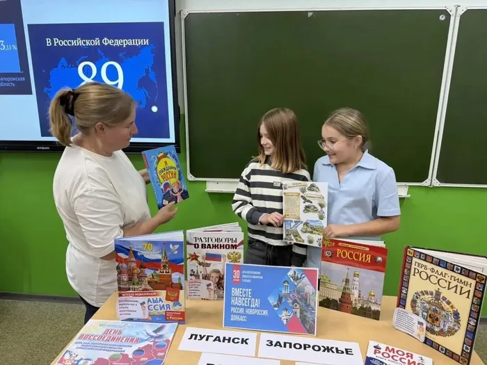 У книжной выставки