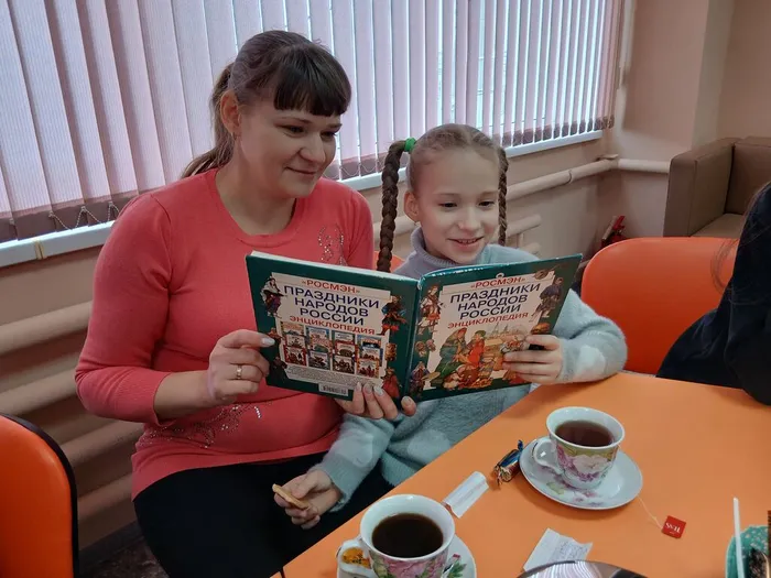 изучение книжной выставки периодических изданий «Зимние ассорти», где каждый желающий мог найти интересные статьи