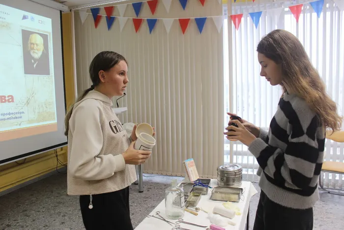 Учащиеся рассматривают мед инструменты