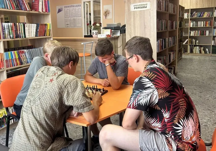 ребята играют в шахматы