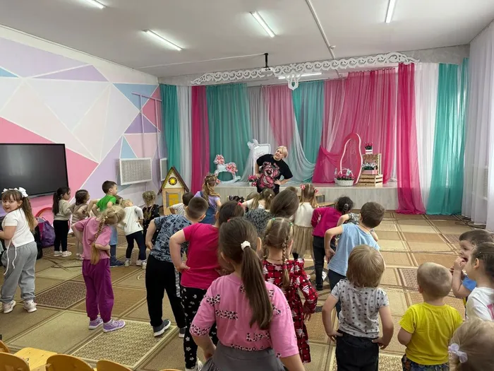 Дети делают зарядку на станции Спортивной