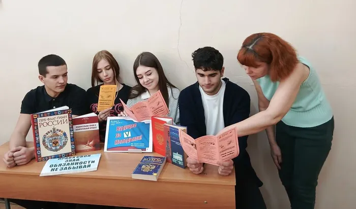 Сотрудник межпоселенческой библиотеки прроводит мероприятие в сош №3