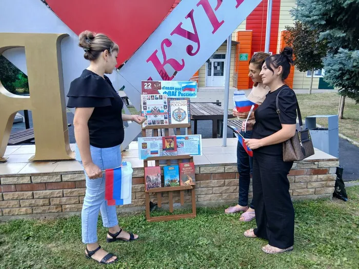На память об этой встрече вручили гостям небольшие сувениры —флажки и тематические буклеты