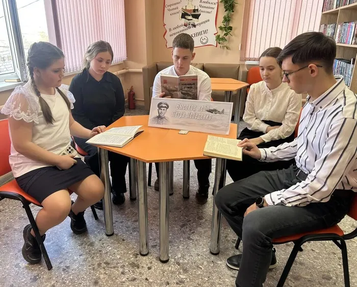 Ребята знакомятся с произведениями Петра Лебеденко