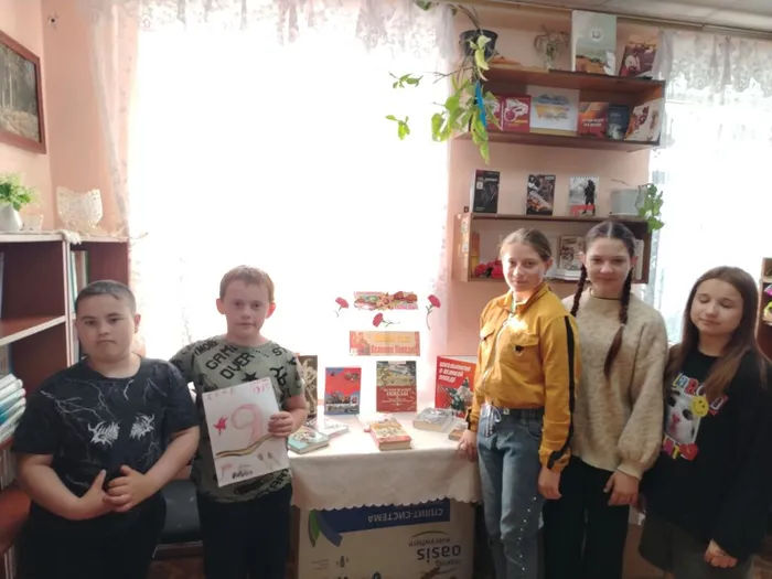 Обзор у книжной выставки в Алексеевской библиотеке