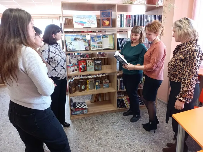 в нашей библиотеке состоялась просветительская беседа-обзор под названием «Дыхание Крымской весны». (1)