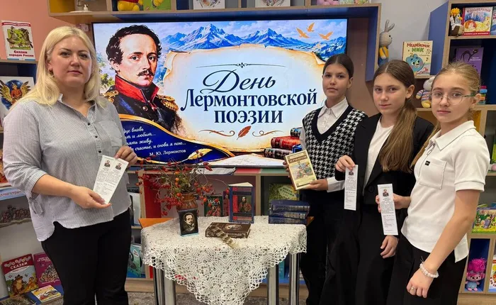 Участники мероприятия у книжной выставки