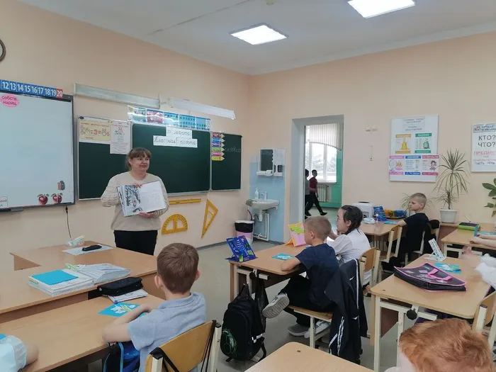 Библиотекарь знакомит ребят с творчеством  писателя (1)
