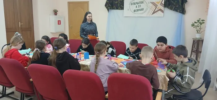 библиотекарь помогает детям (1)