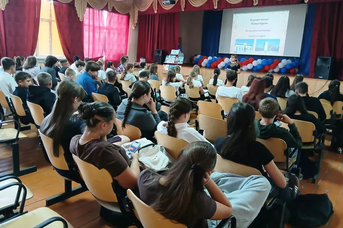 Библиотекарь проводит мероприятие (1)