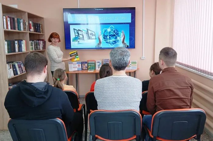 Библиотекарь проводит беседу