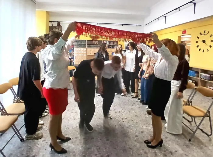Ребята играют в игру