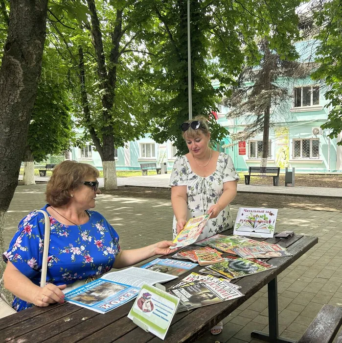 Библиотекарь знакомит жителей с литературой