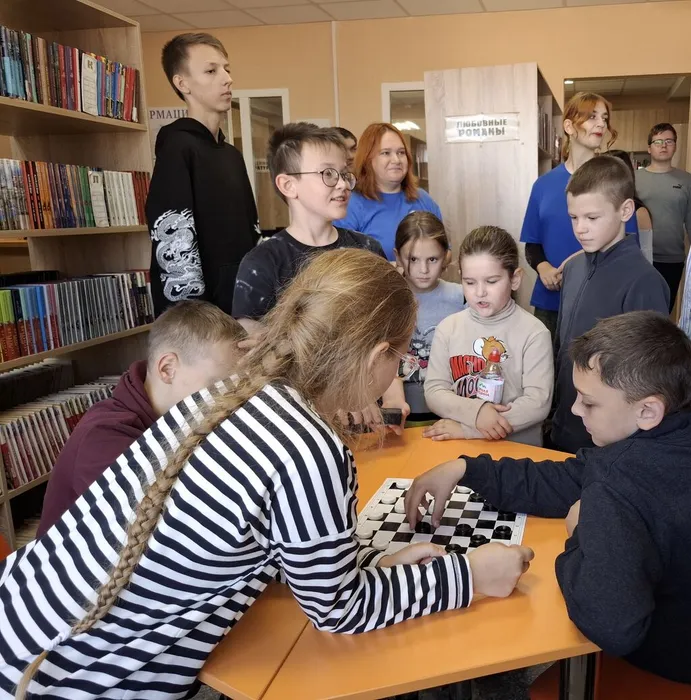 Ребята играют в шашки