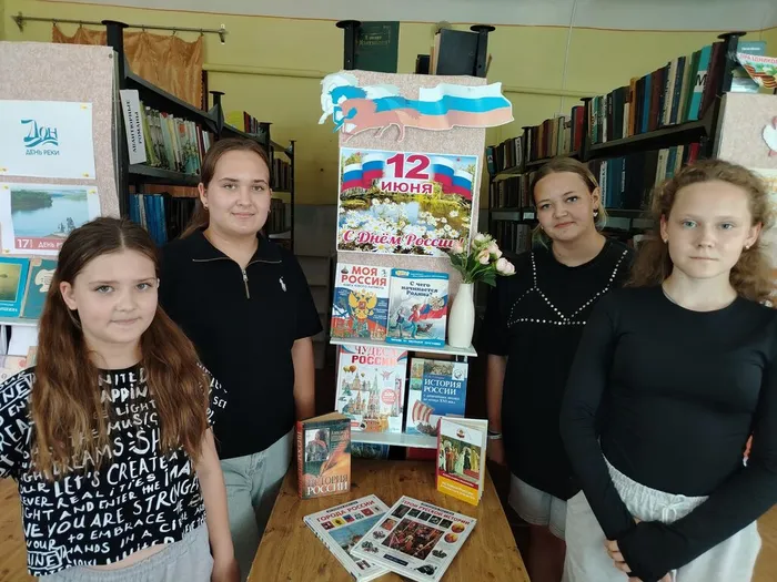 Читатели Александровской библиотеки у книжной выставки