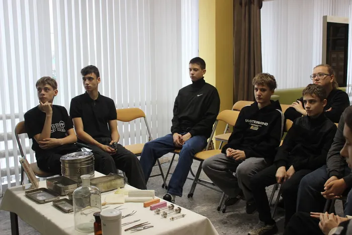 Учащиеся слушают рассказ ведущих