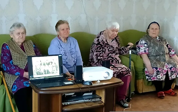 Пользователи соц услуг слушают библиотекаря